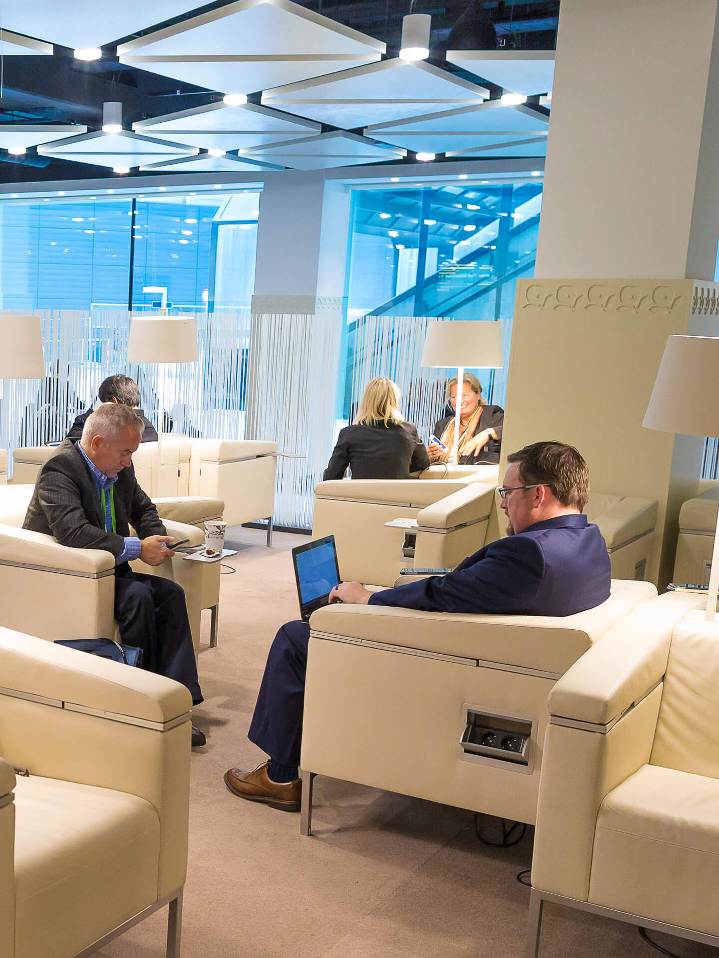 Foto: Raum Level 0 Business Lounge Menschen beim Arbeiten und Netzwerken