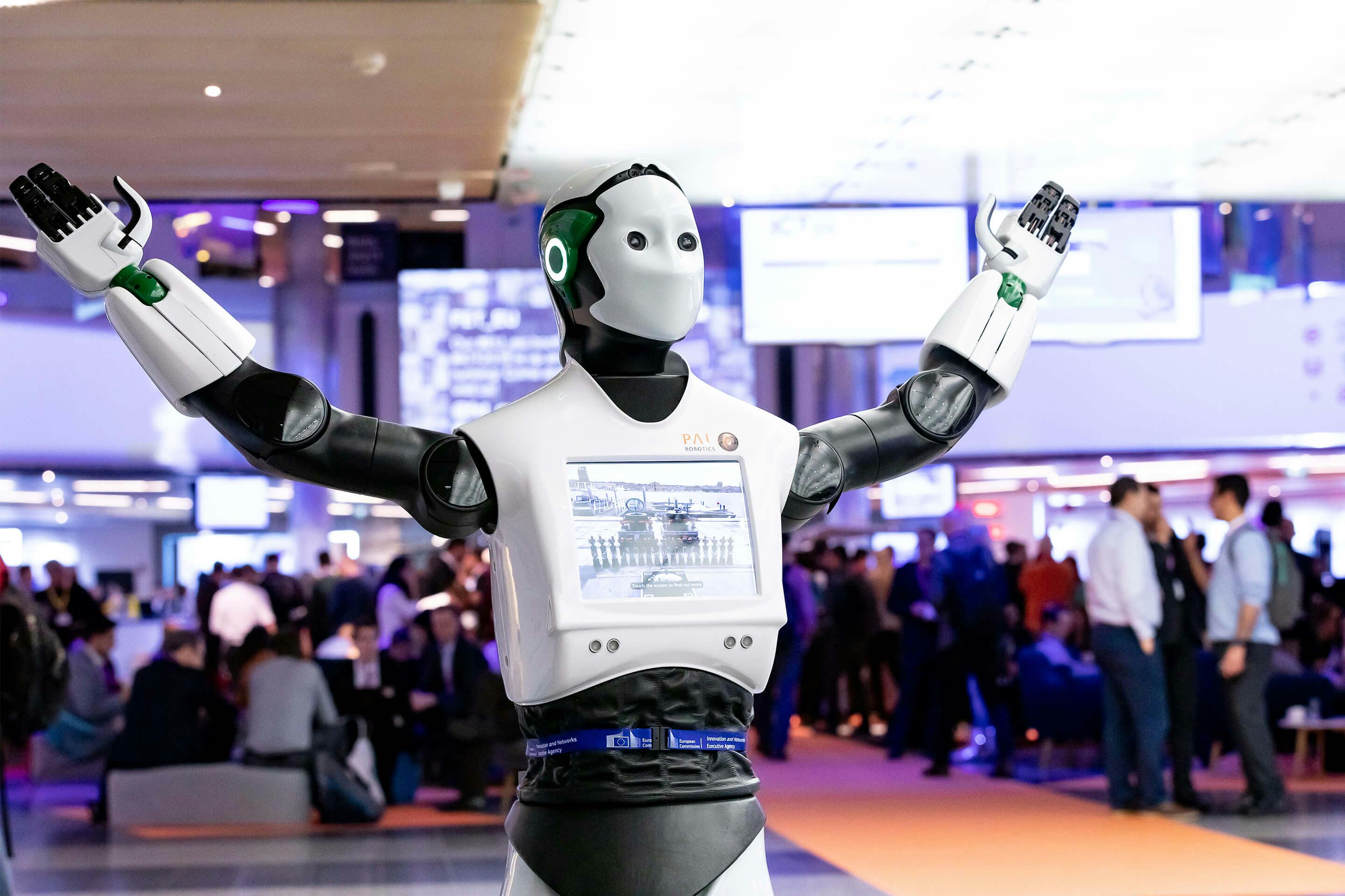 Foto: Eingangshalle Level 0 Kongress Roboter begrüßt Teilnehmer
