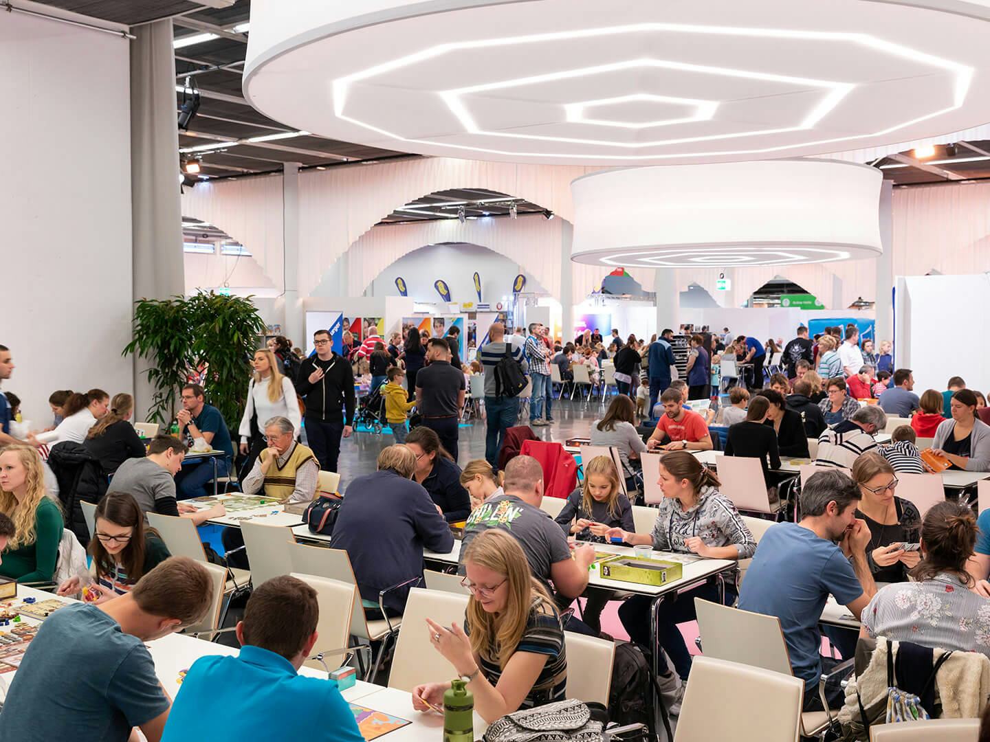 Foto: Eventkonzepte produktpraesentation Spielefest 2019 Spielende Menschen in der Halle X3