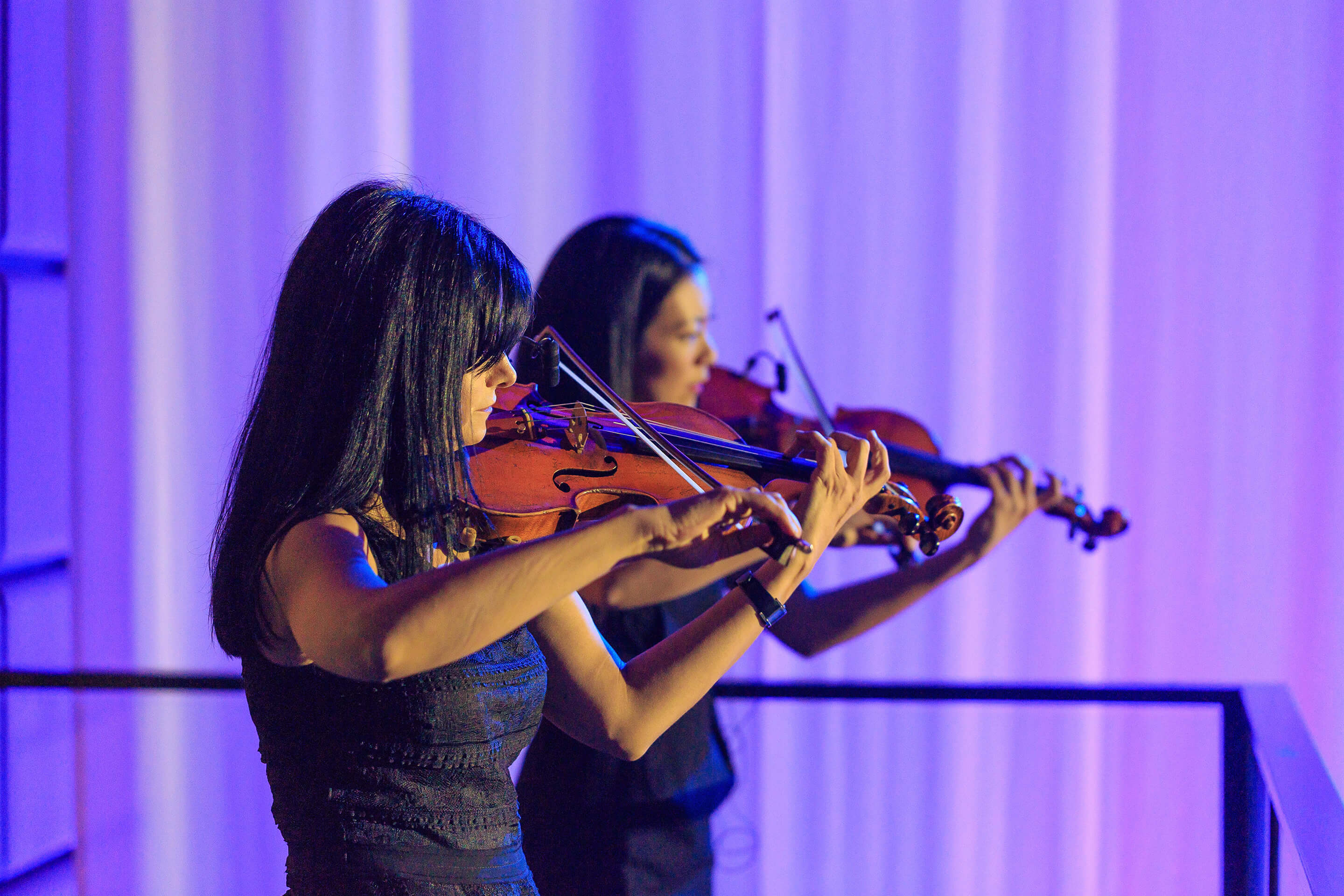 Foto: Services Tontechnik Musikerinnen spielen auf der Geige