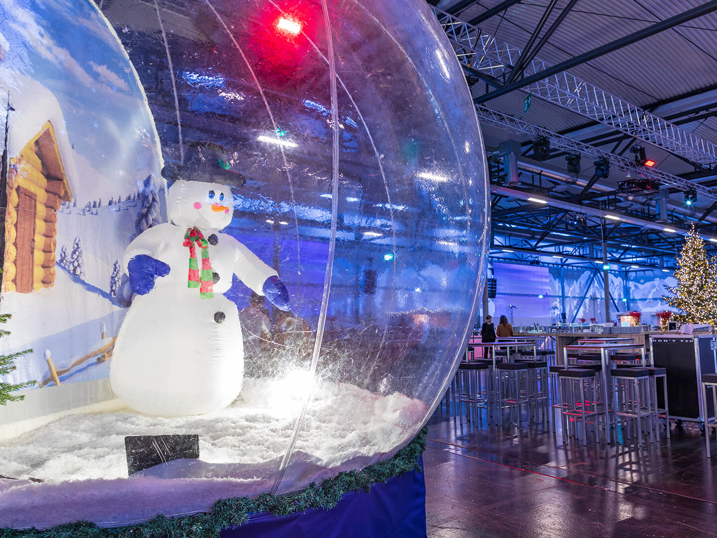 Photo: Event concept Christmas party Hall X4 snow globe with snowman and catering
