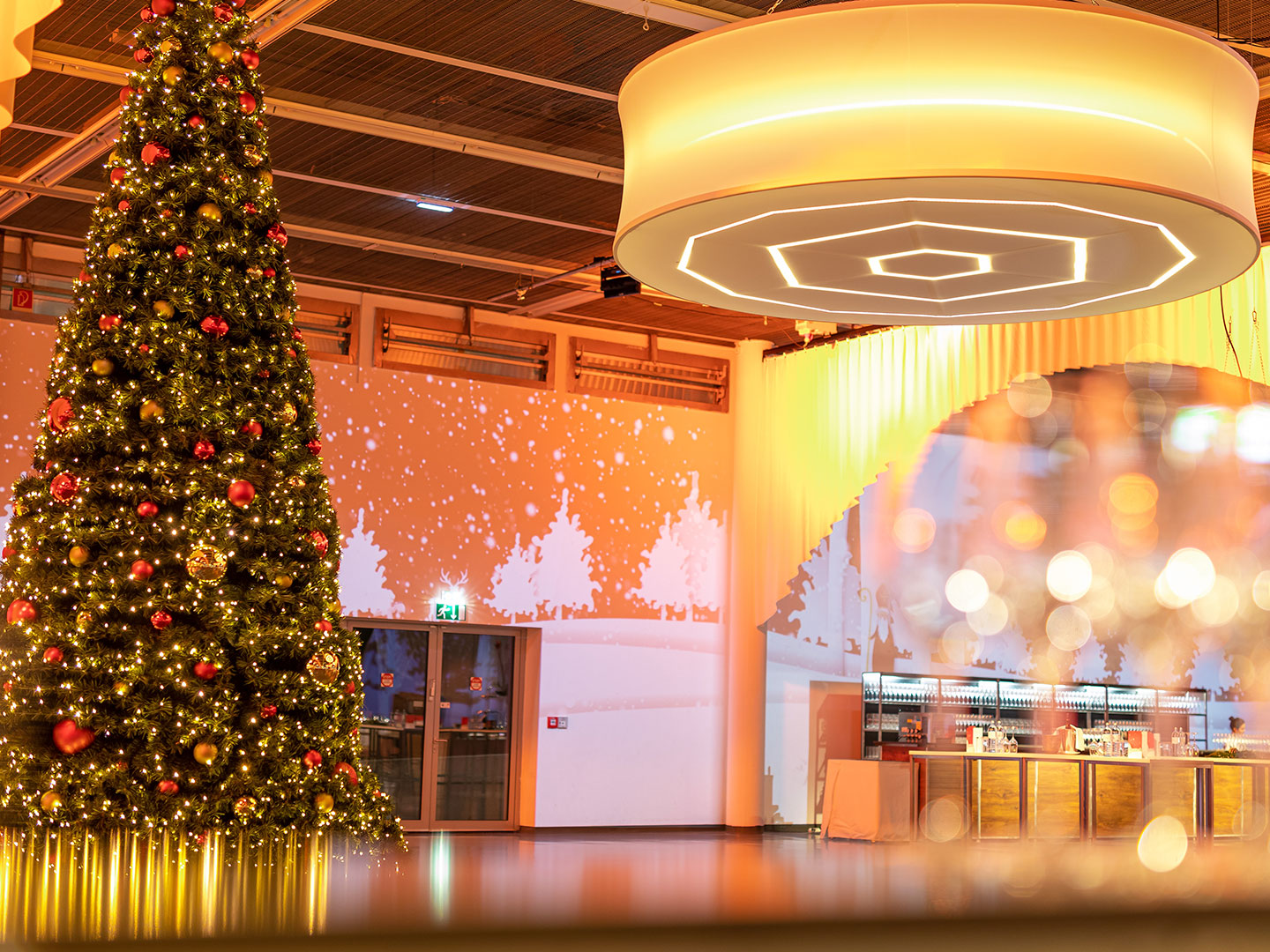 Foto: Weihnachtsfeier Halle X2 Weihnachtsbaum mit Bar und Beleuchtung