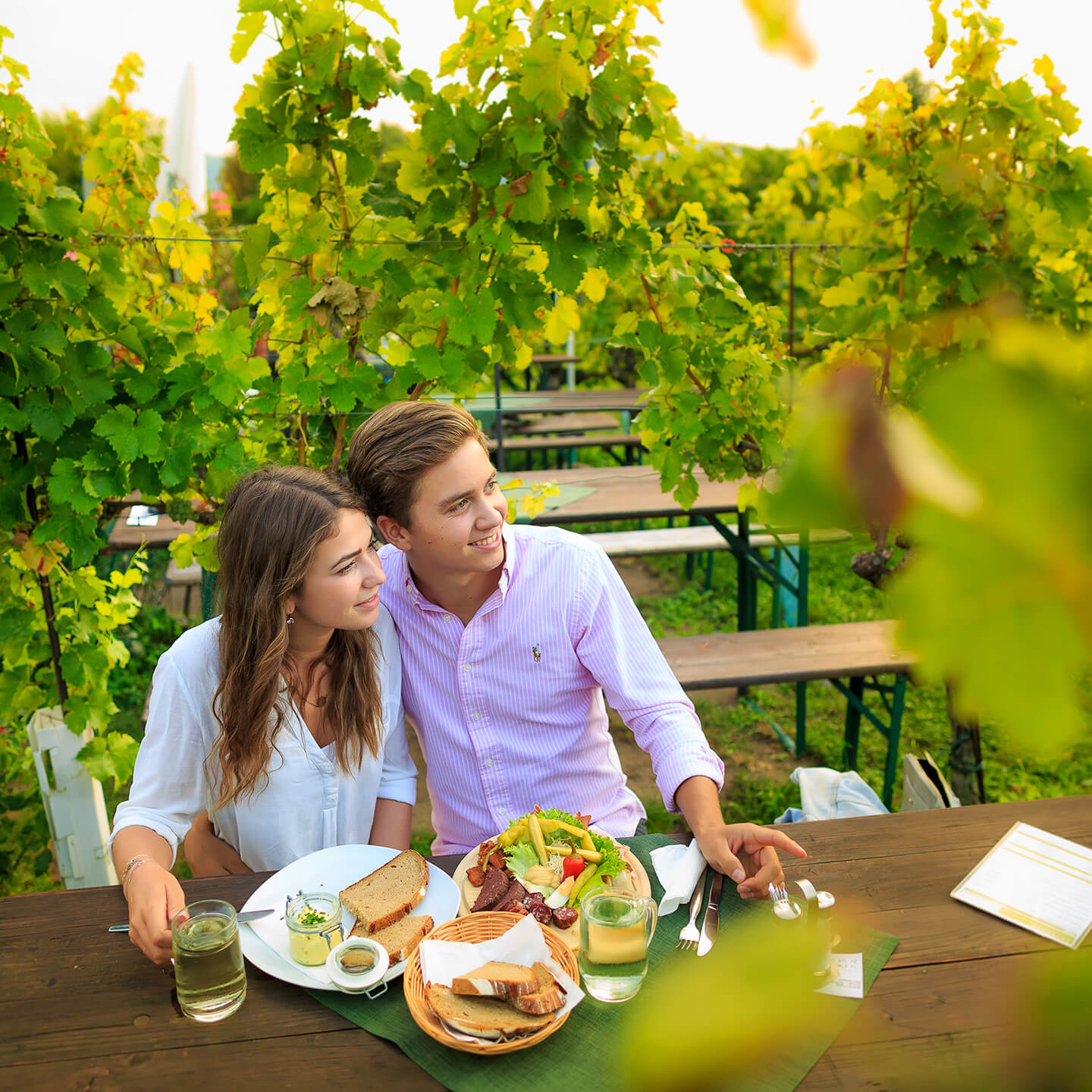 Foto: Wien im Herbst Paar sitzt beim Heurigen in den Weingärten