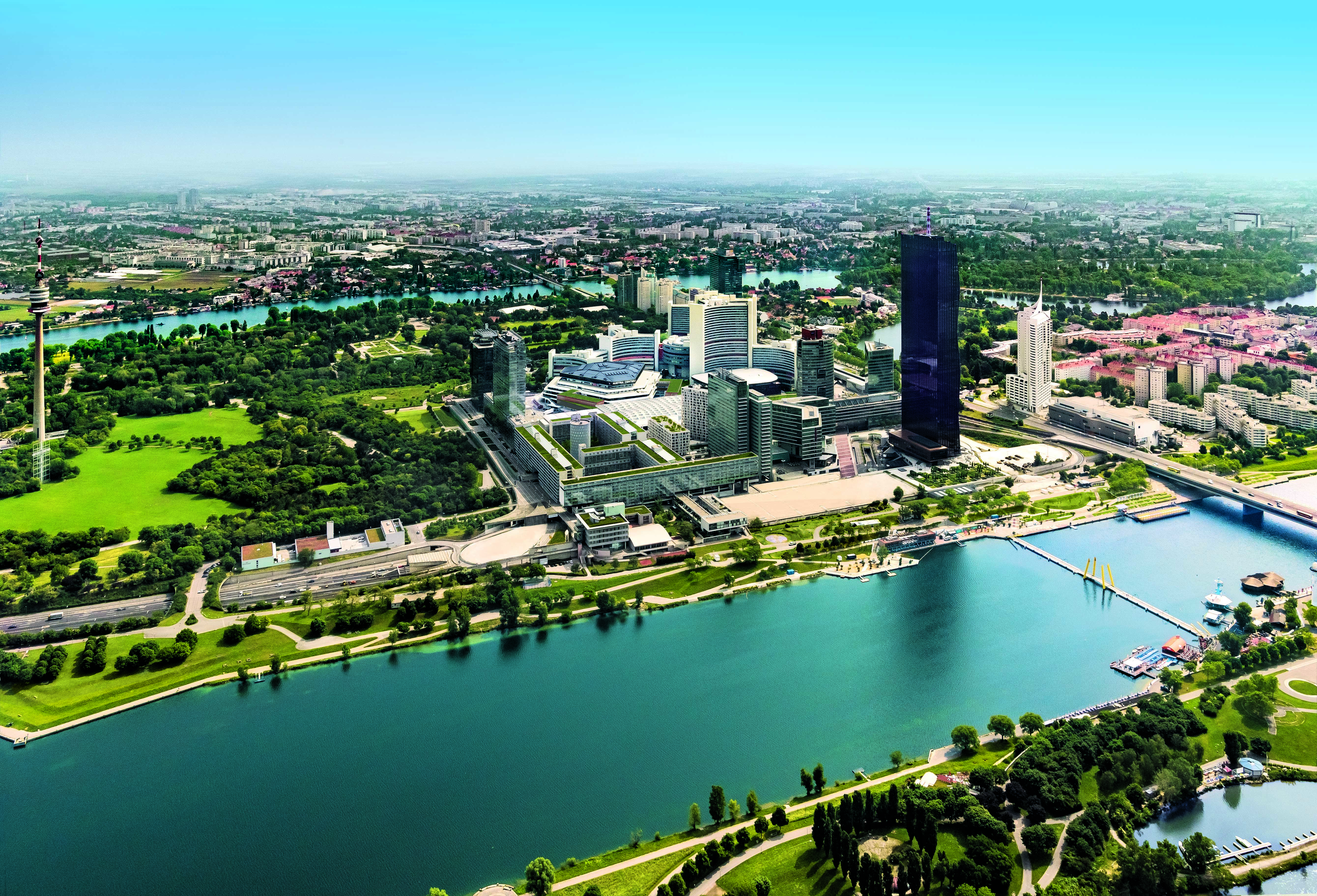 Foto: Luftbild des Austria Center Vienna und der Donau City