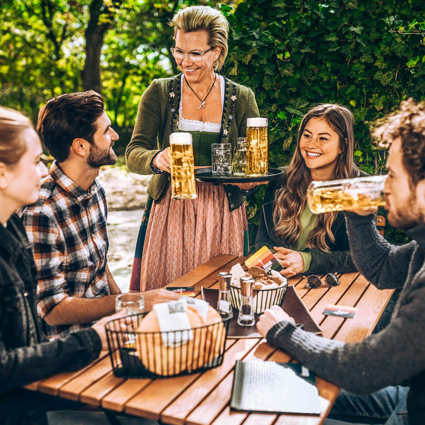 Foto: Gruppe im Gastgarten Bier trinken Unterhaltung