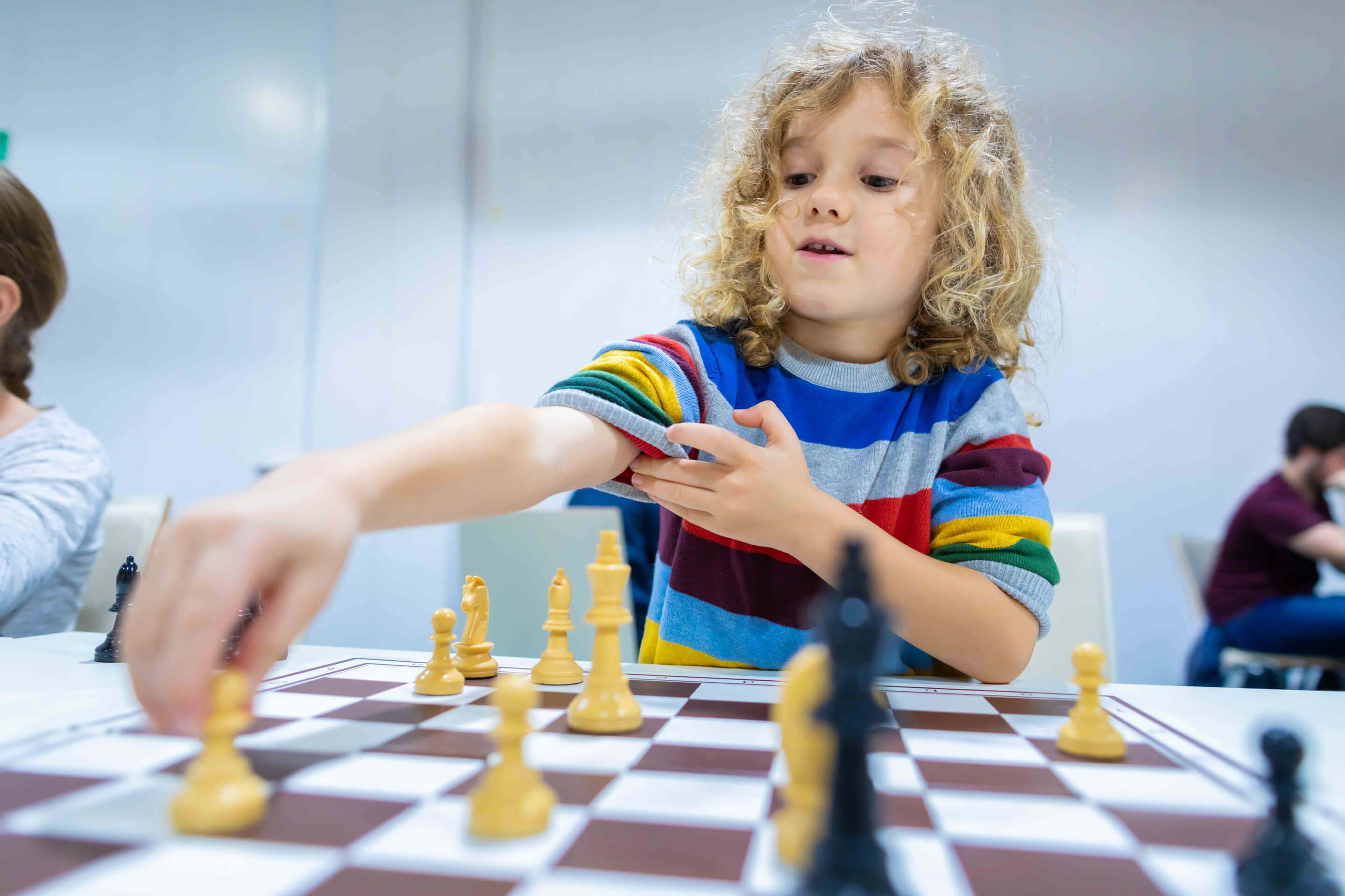Bild: Kind spielt Schach am Spielefest 2019