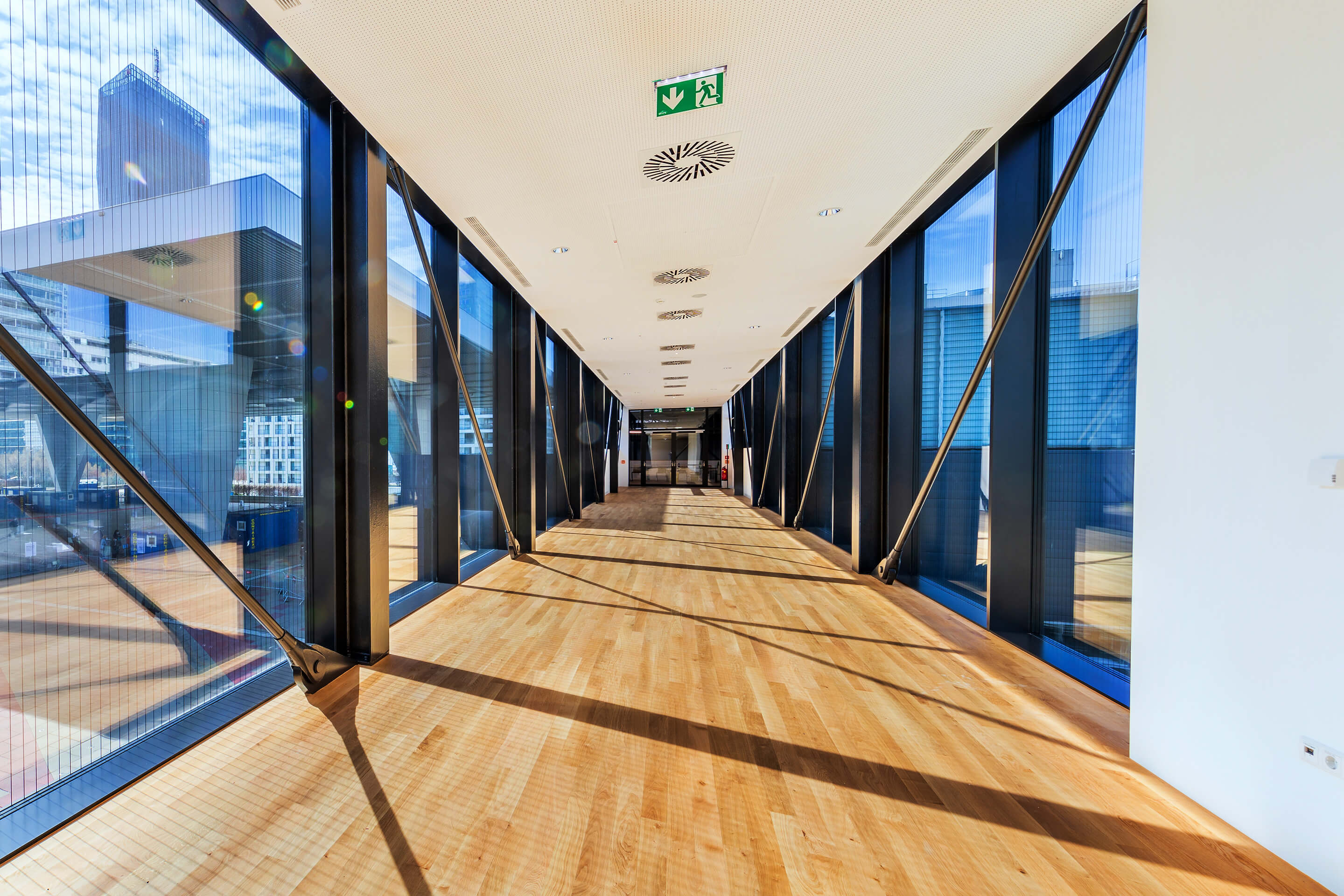 Foto: neuer Panorama-Walk von Level 1 in die Halle X4 des Austria Center Vienna