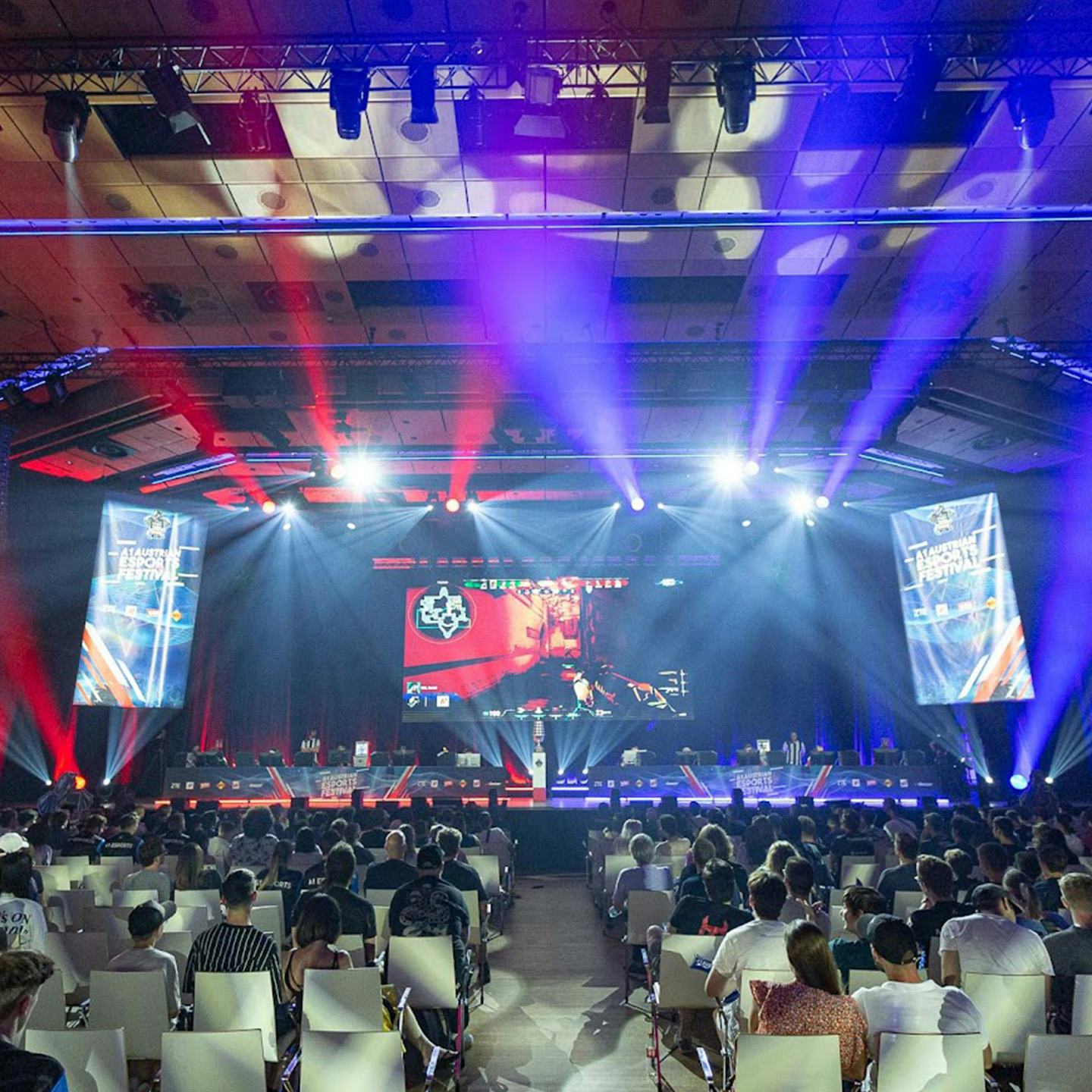 Austria Center Vienna E-Sports Festival Bühne mit bunten Lichtern