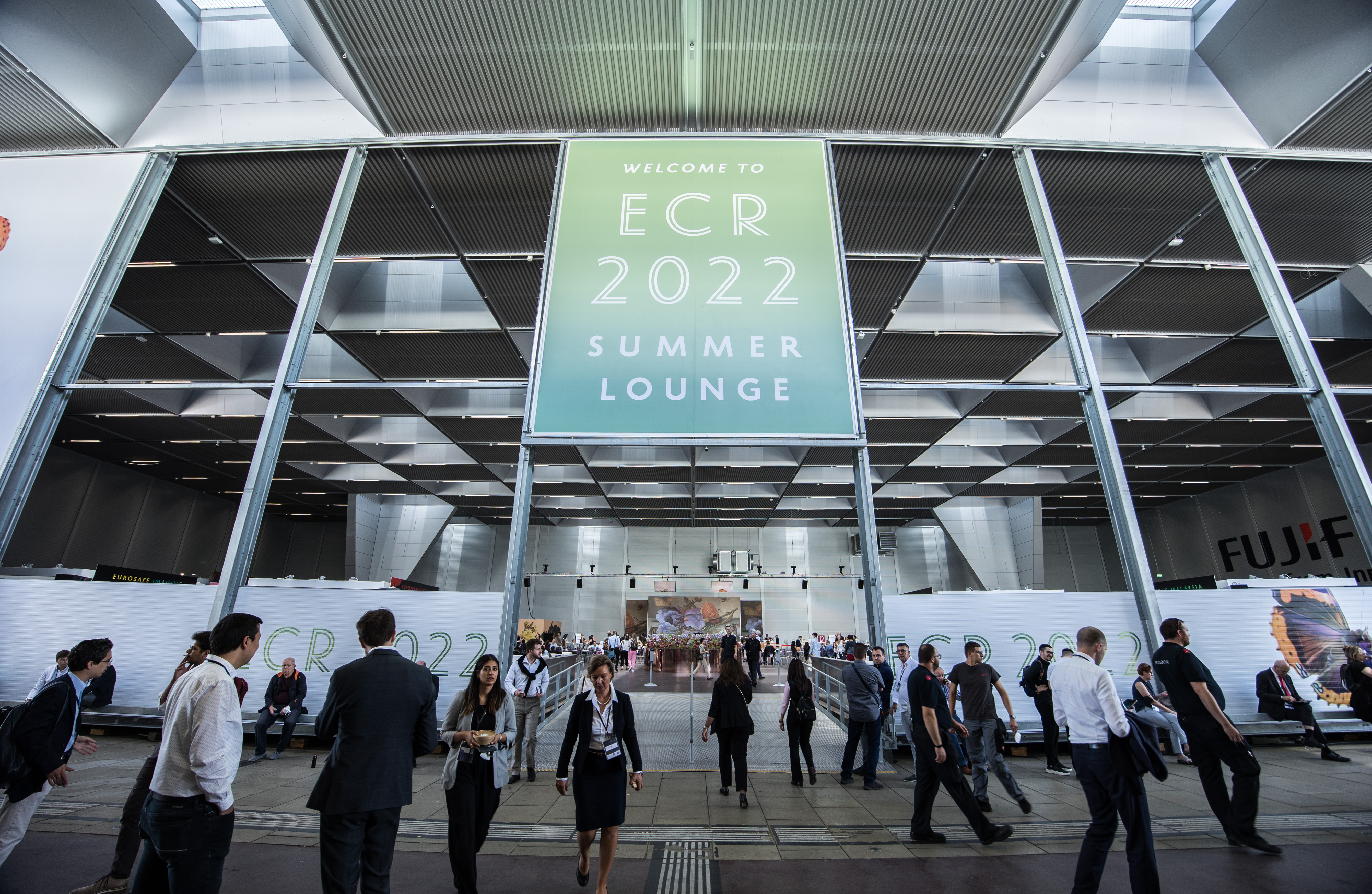 Foto: Eingang einer Halle mit Plakat ECR 2022 und vielen Menschen