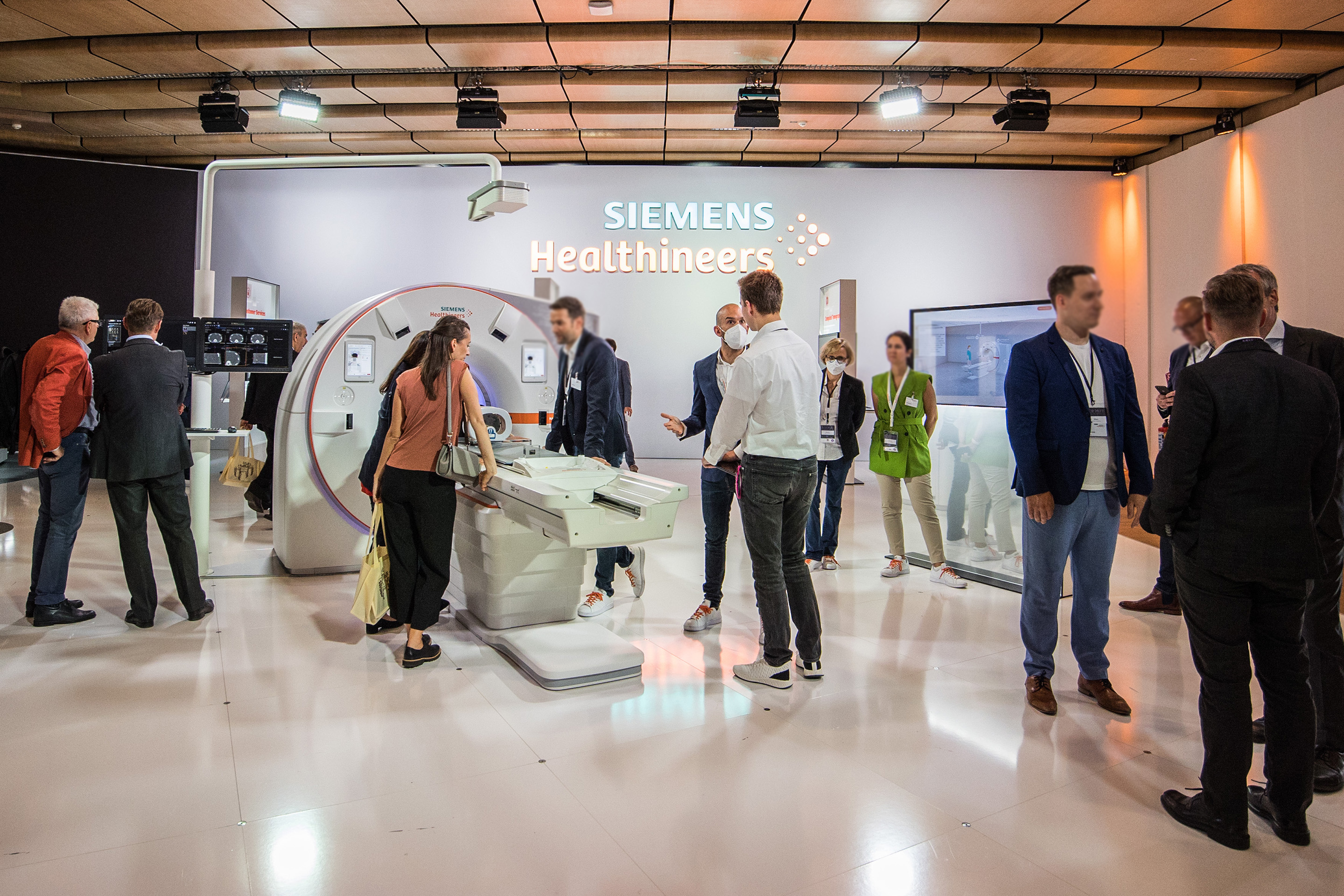Foto: Medizinische Geräte, Bildschirme und Menschen am ECR 2022 im Austria Center Vienna