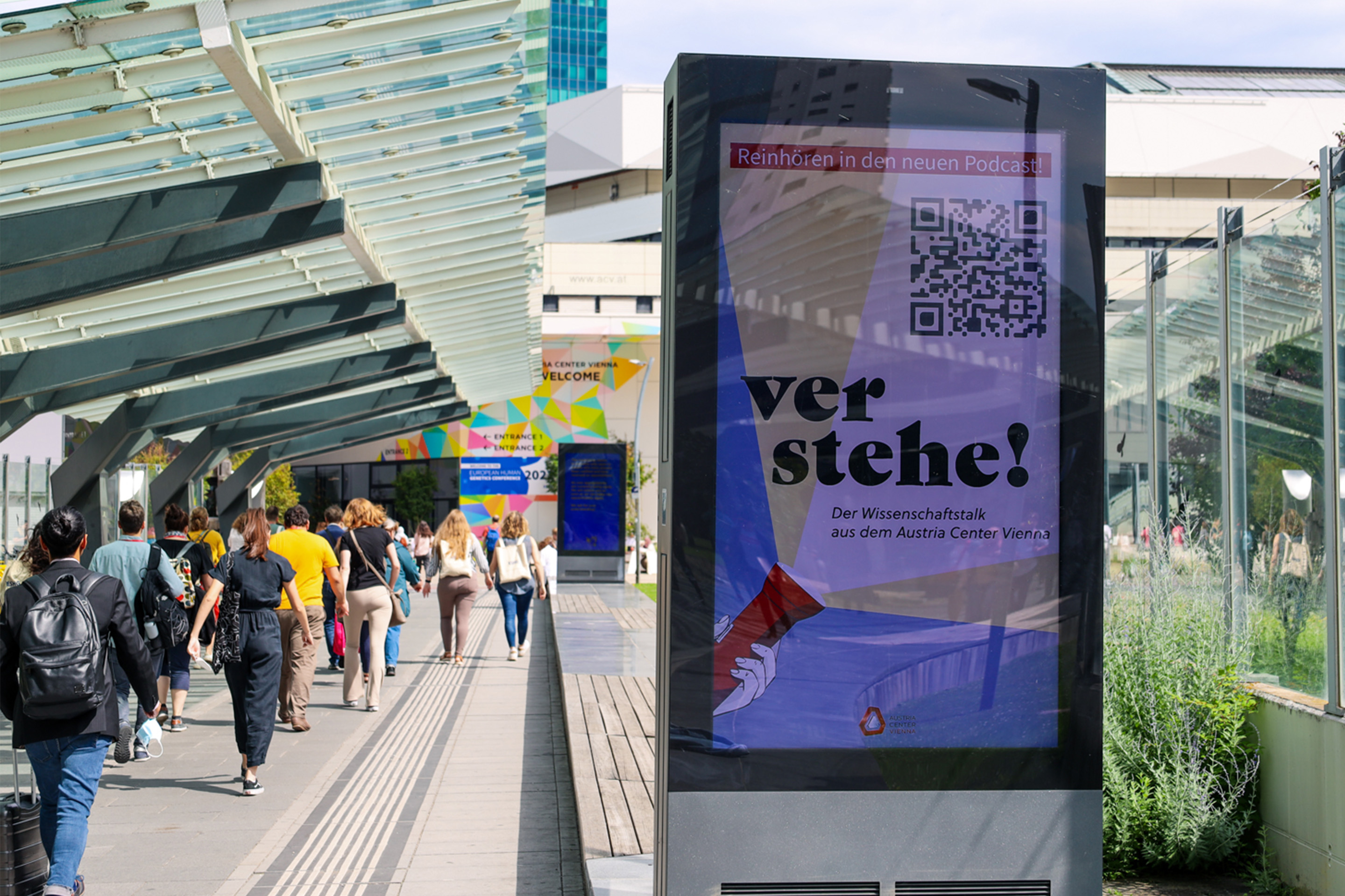 Foto: Citylight mit Werbung am Weg zum Austria Center Vienna