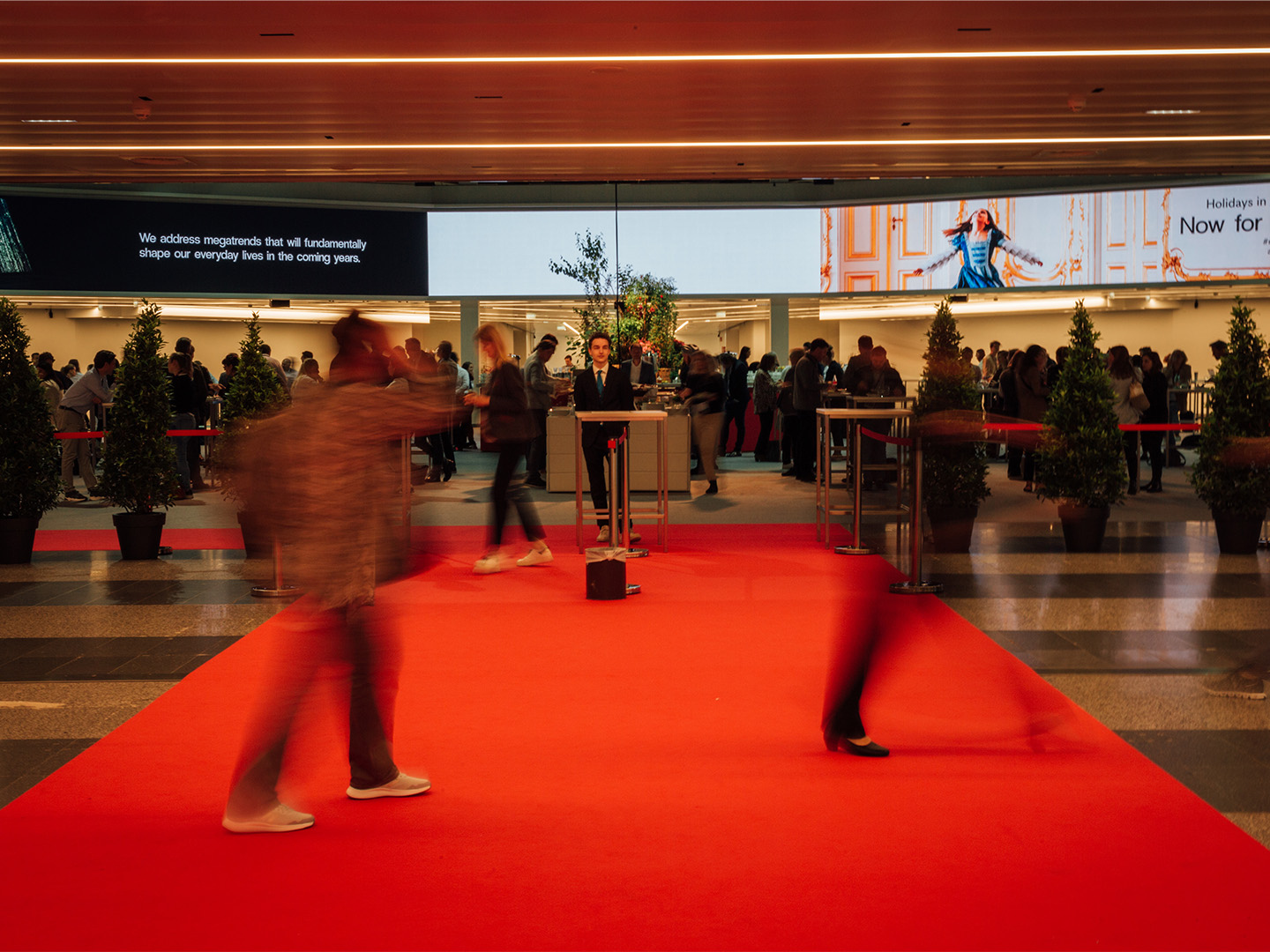 Foto: Roter Teppich in der Eingangshalle des Austria Center Viennas LED-Brandingflächen