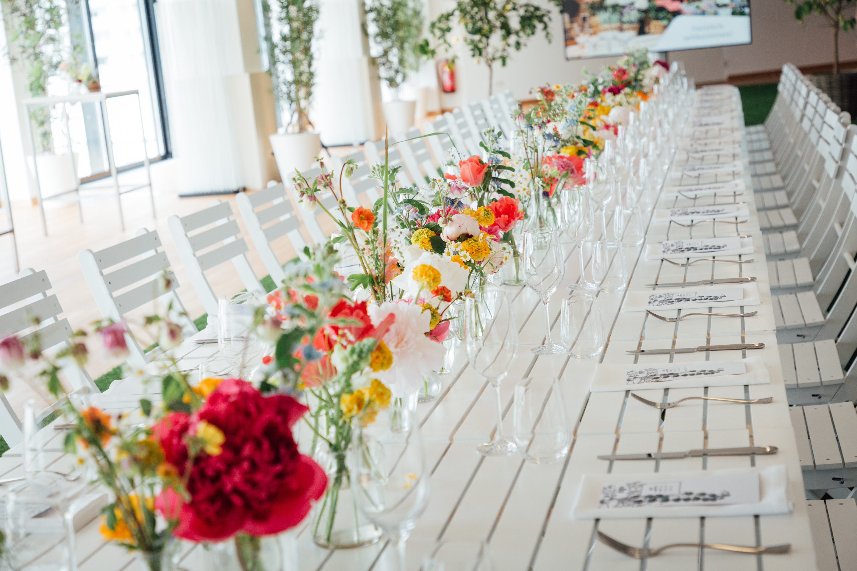 Foto: Weißer gedeckter Tisch mit Blumenschmuck