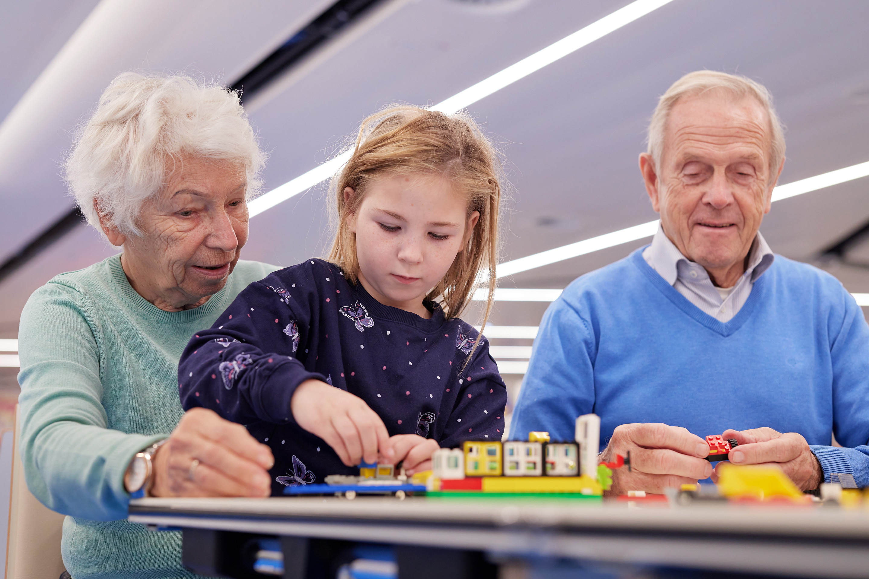 Foto: Mädchen und Großeltern spielen ein Spiel am Spielefest 2022