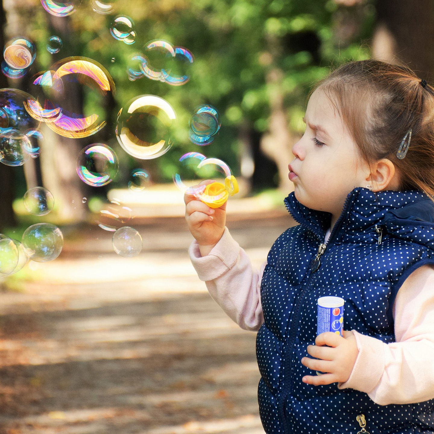 Foto: Kind im Park bläst Luftblasen