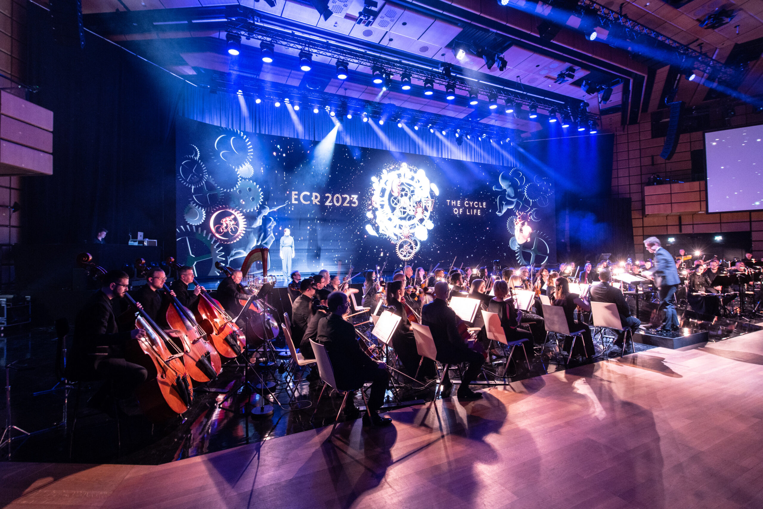 Foto: Orchester vor Bühne