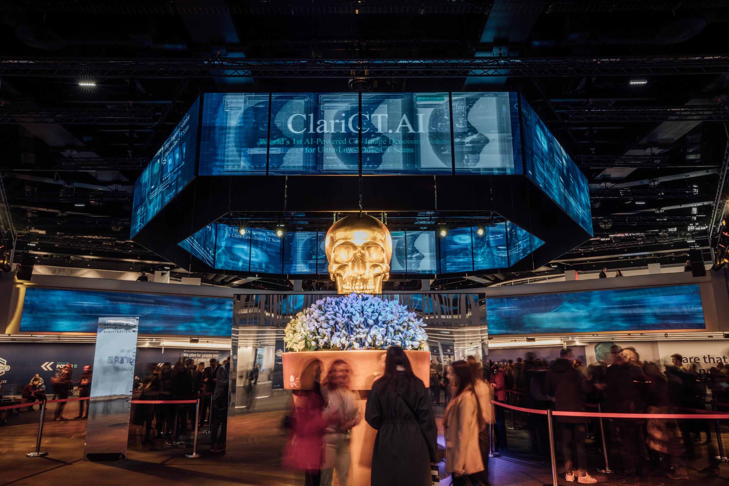 Foto: Goldener Totenkopf mit LED -Wand in Eingangshalle Austria Center Vienna