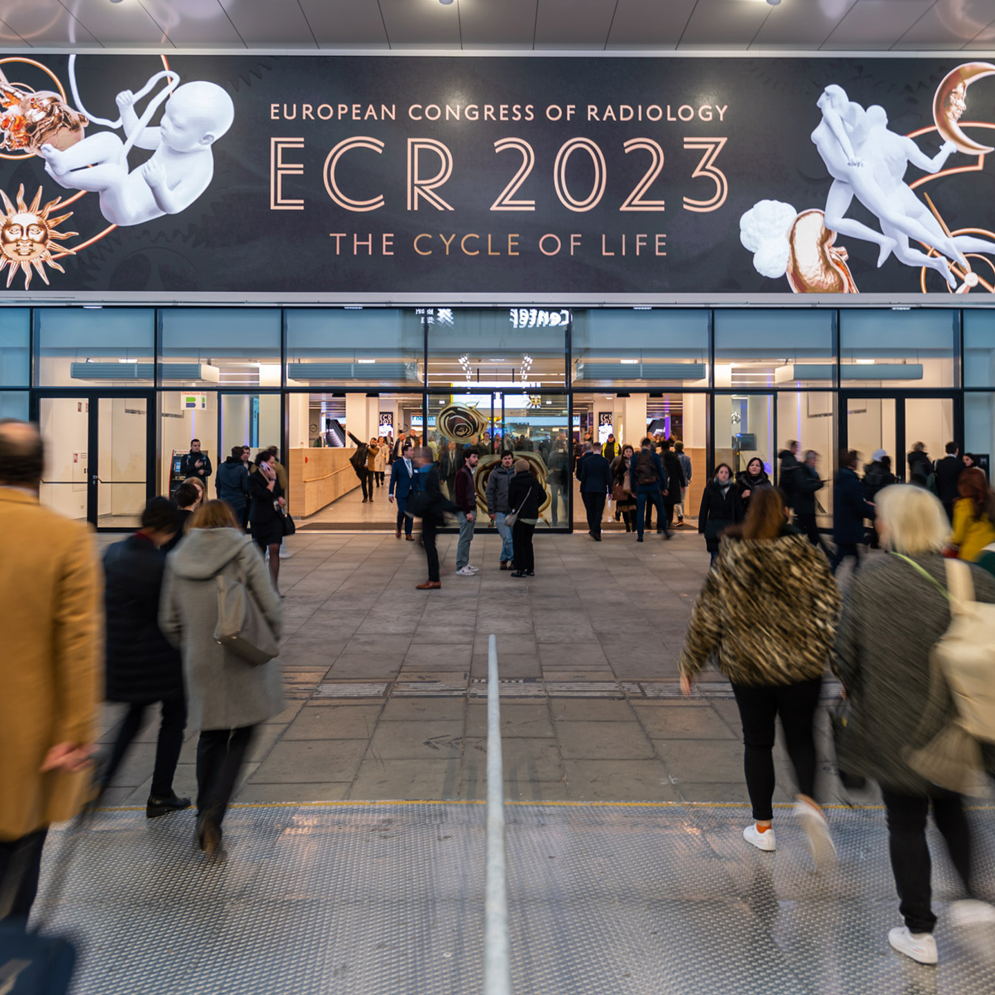 Foto: Menschen vor einem glaesernen Eingang mit dunkler Anzeige ECR 2023
