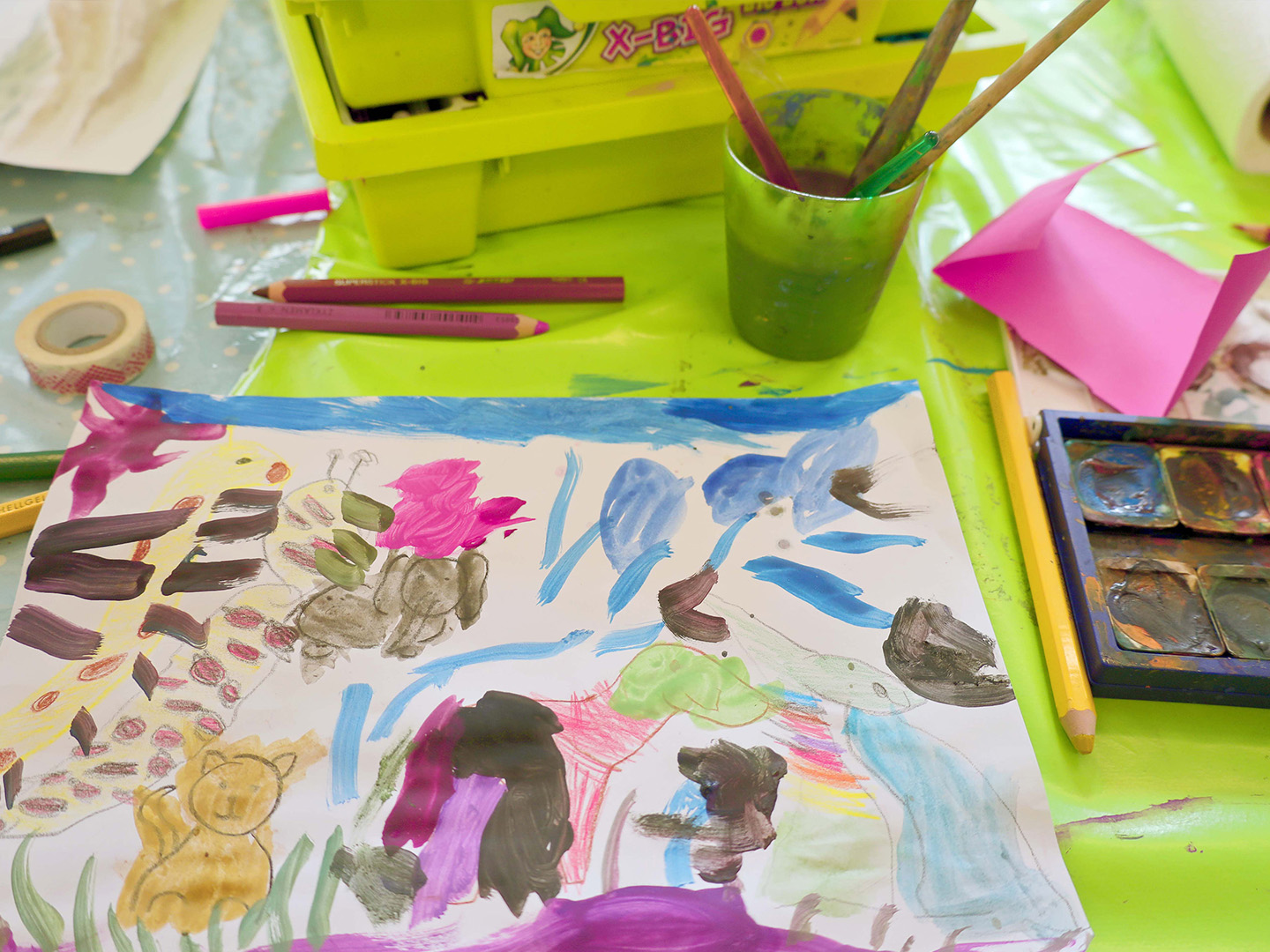 Foto: Maltisch für Kinder mit einem Bild, Malfarbe und Stiften