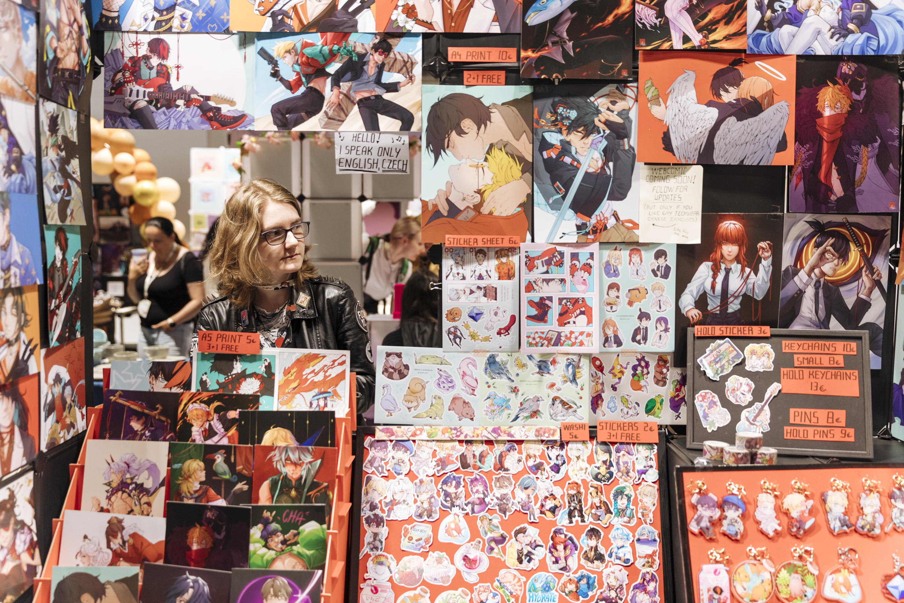 Foto: Verkaufsstand mit Frau und Manga-Kunst