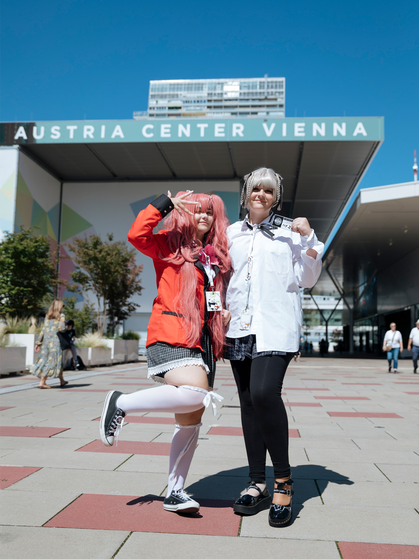 Foto: zwei junge Maedchen in Manga Kostuemen vor einem Gebaeude