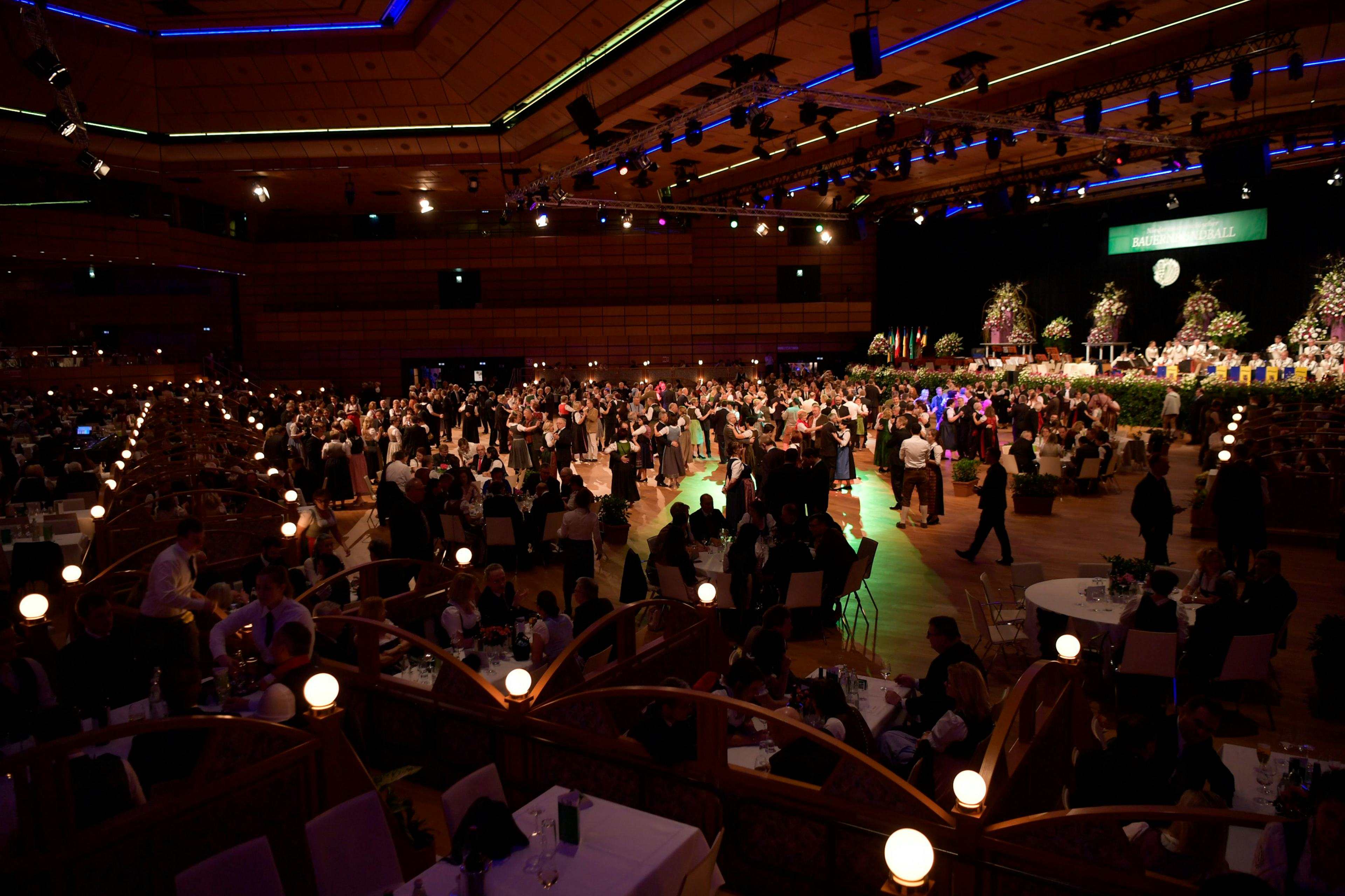 Foto: dunkler Saal mit tanzenden Menschen und einer Buehne