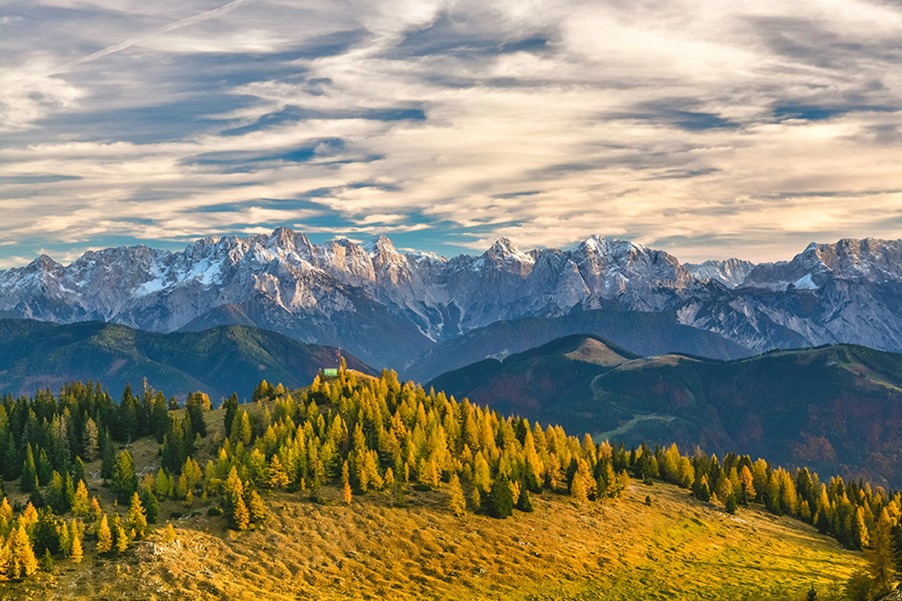 Foto: massive Berge im Hintergrund einer alpinen Szene