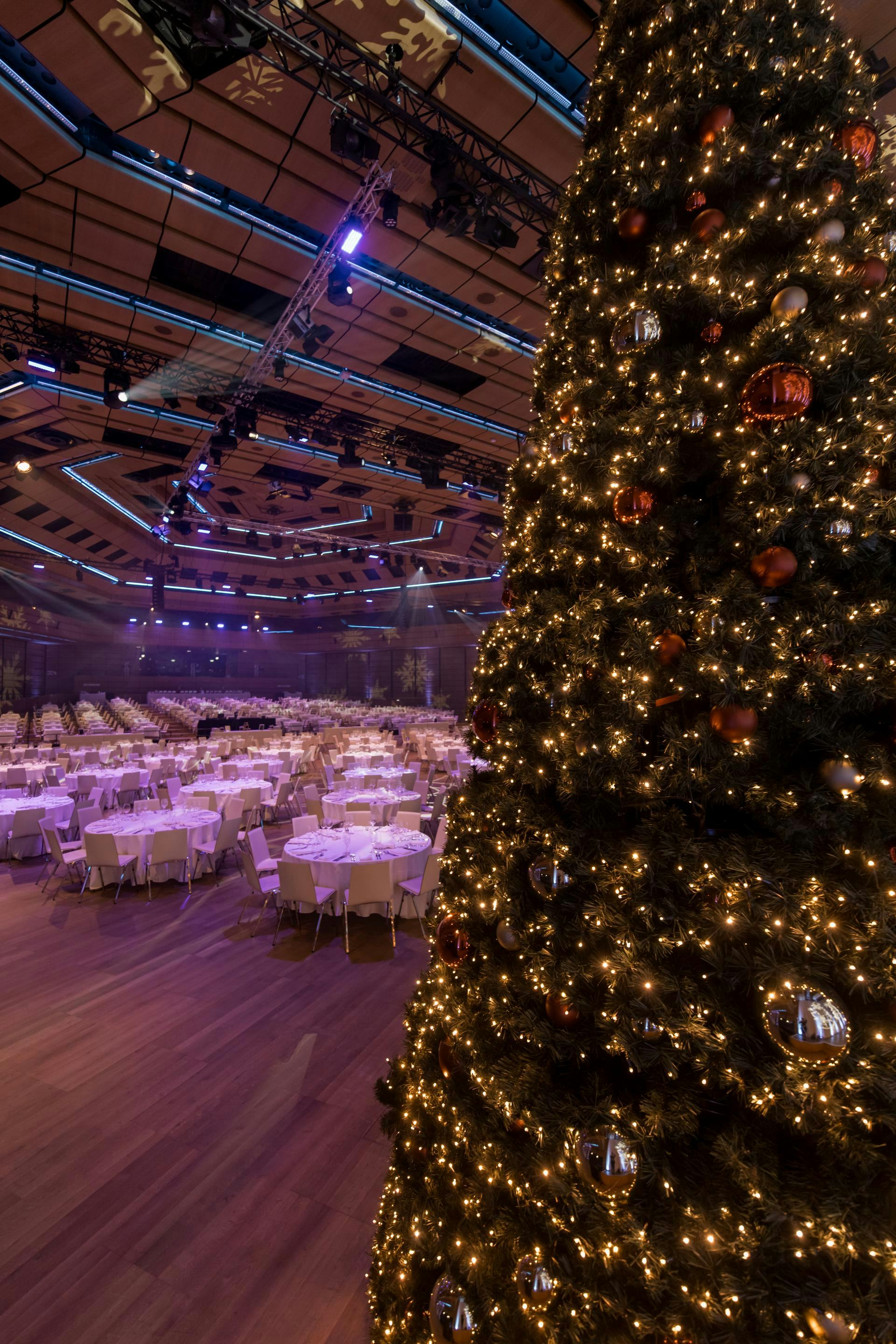 Foto: beleuchteter Weihnachtsbaum in einer Halle mit Galatischen