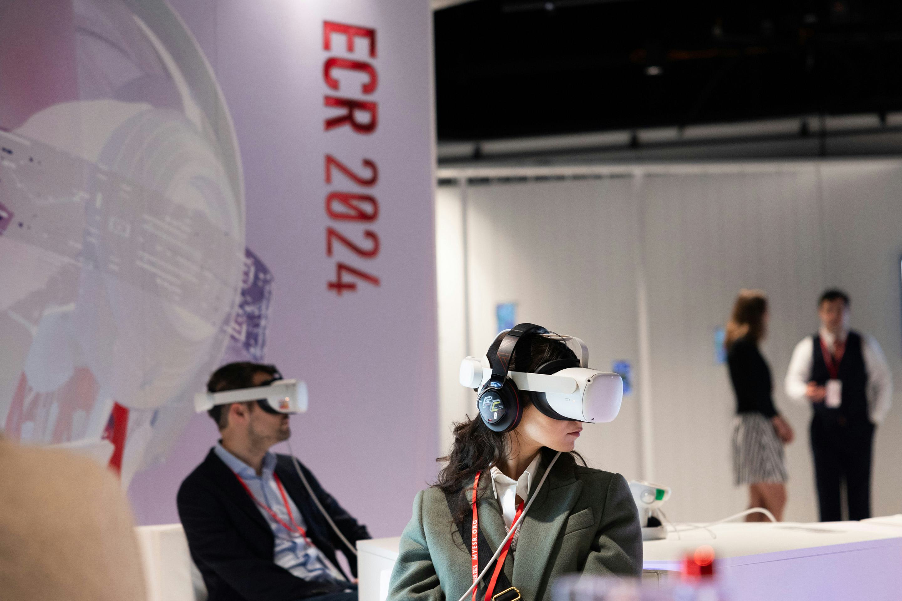 Ein Mann und eine Frau sitzend mit VR-Brillen