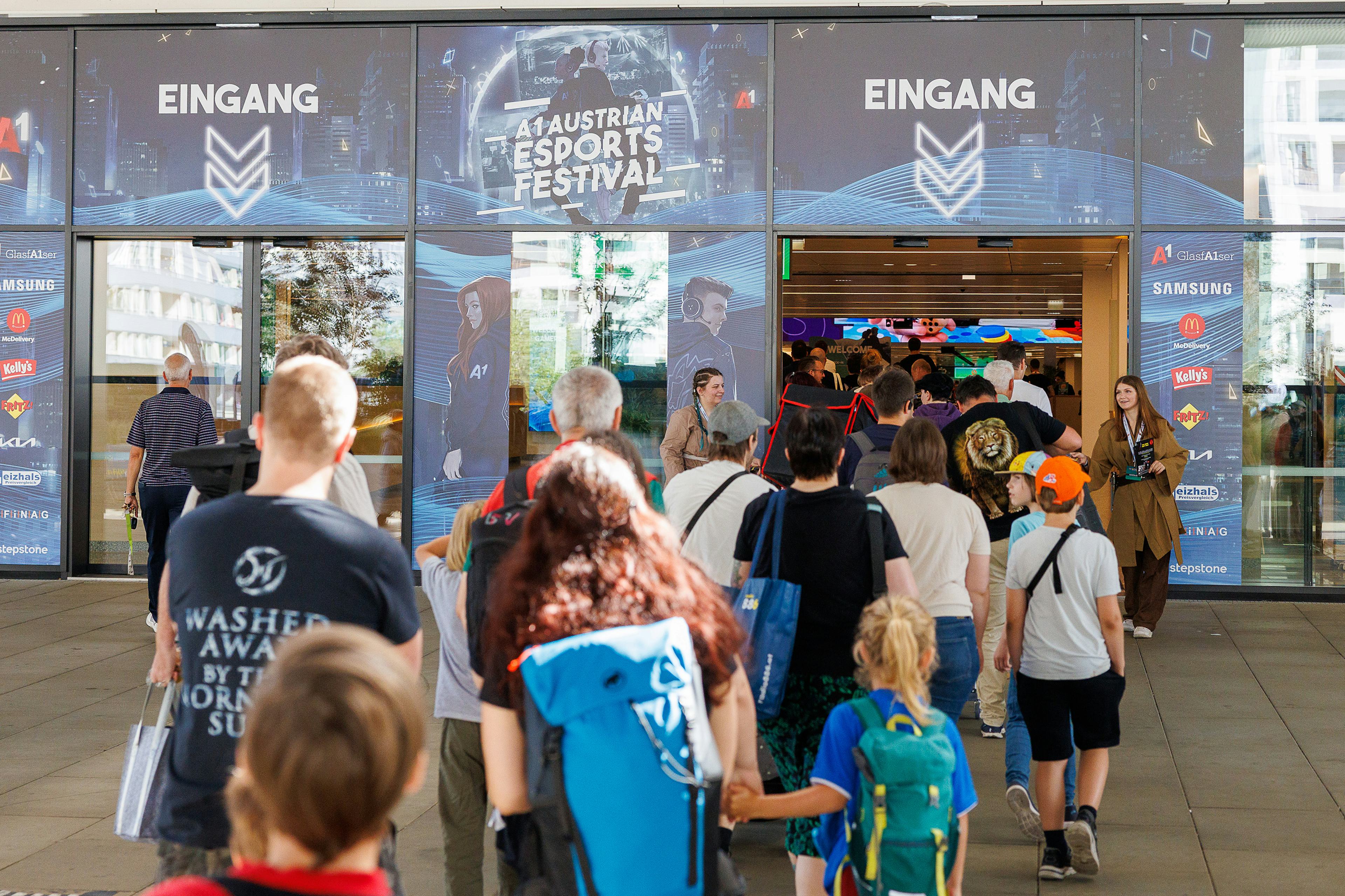 Besucher betreten den Eingang 1 des Austria Center Vienna zum A1 E-Sport Festival und Spielefest 2024.