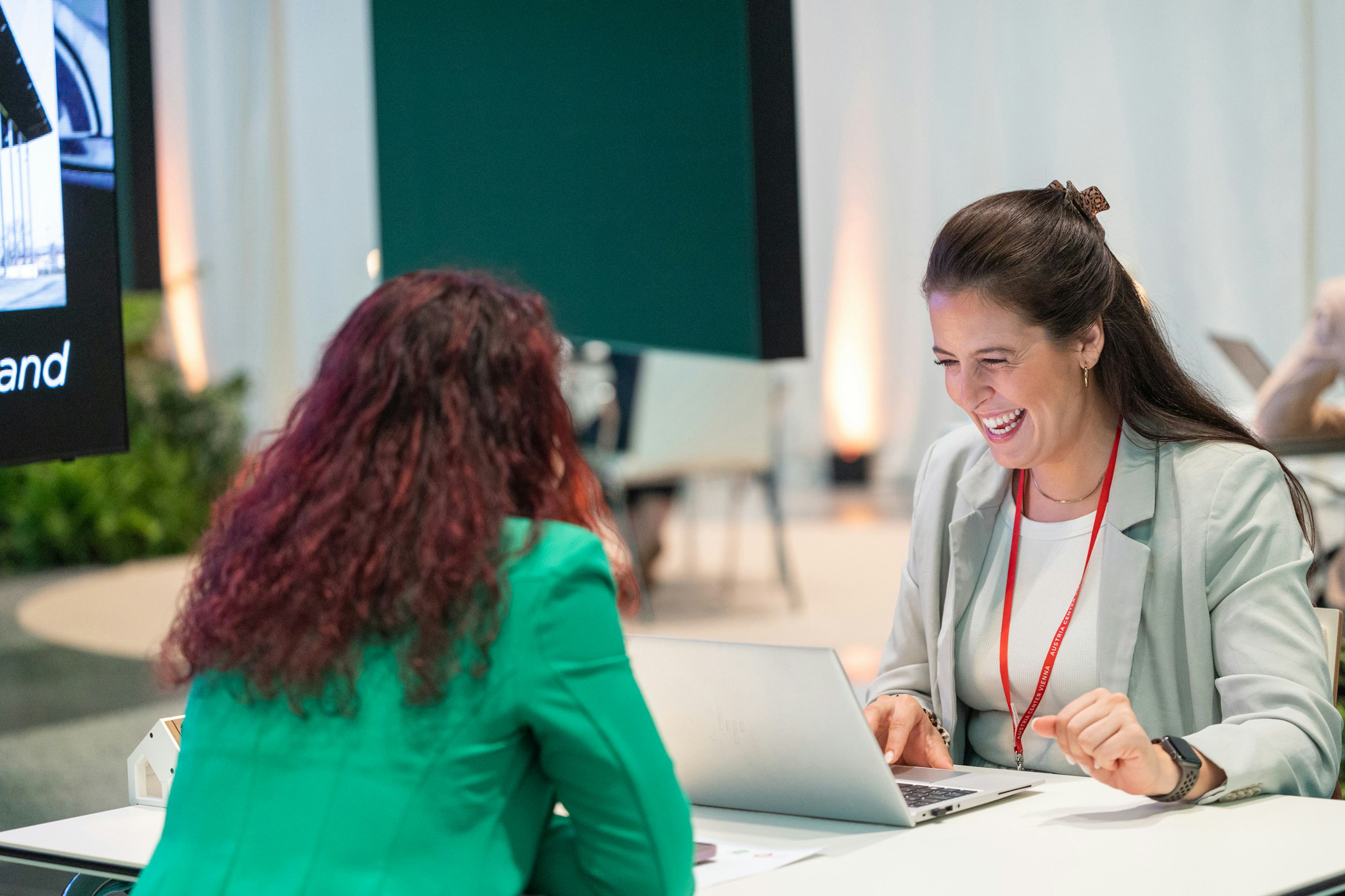 Zwei Frauen beim Business Speed Dating im Austria Center Vienna am ICCA Client Supplier European Venue Workshop 2024