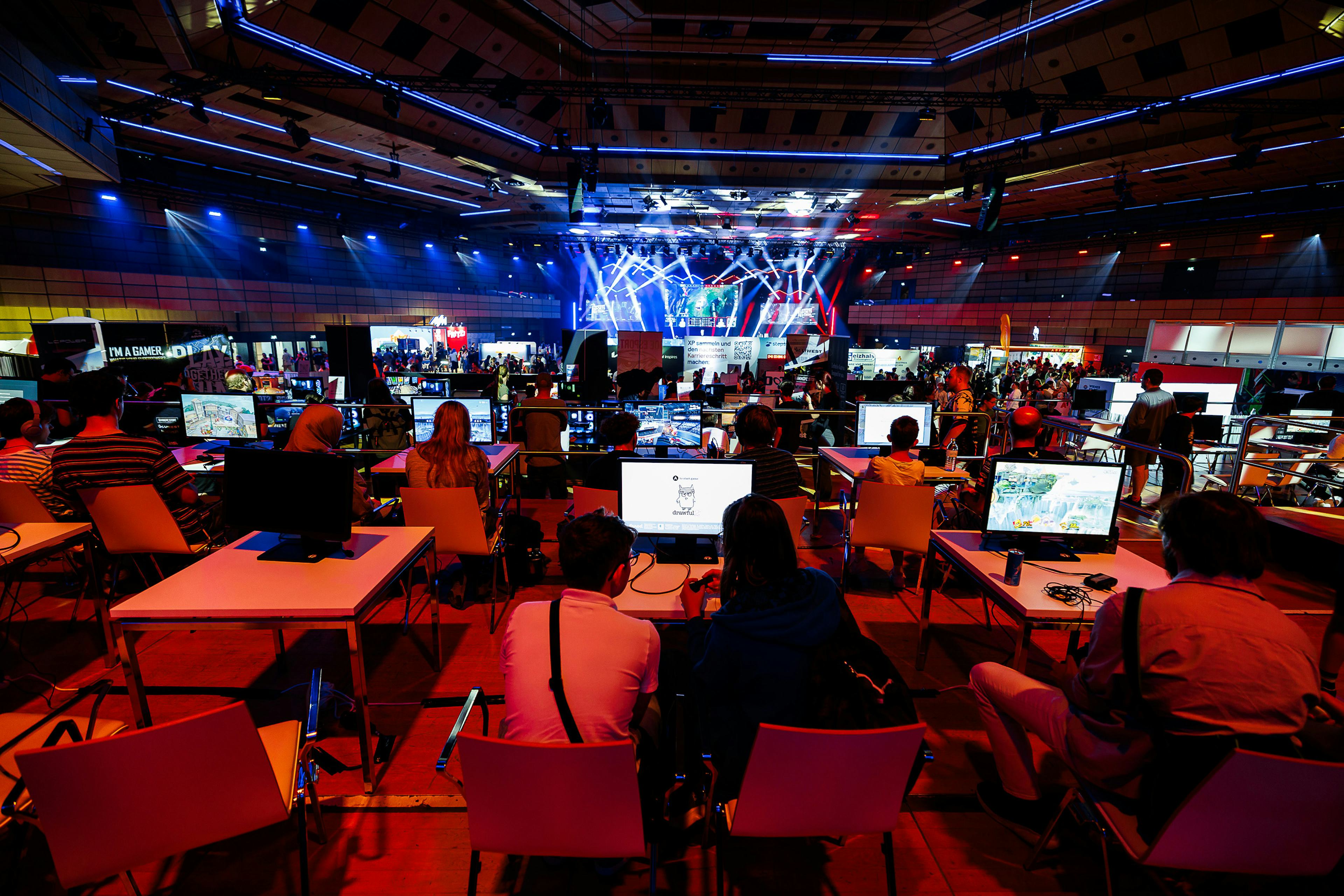 Gruppe junger Gamer spielen an PCs am A1 E-Sport Festivals 2024 in Saal A des Austria Center Vienna.