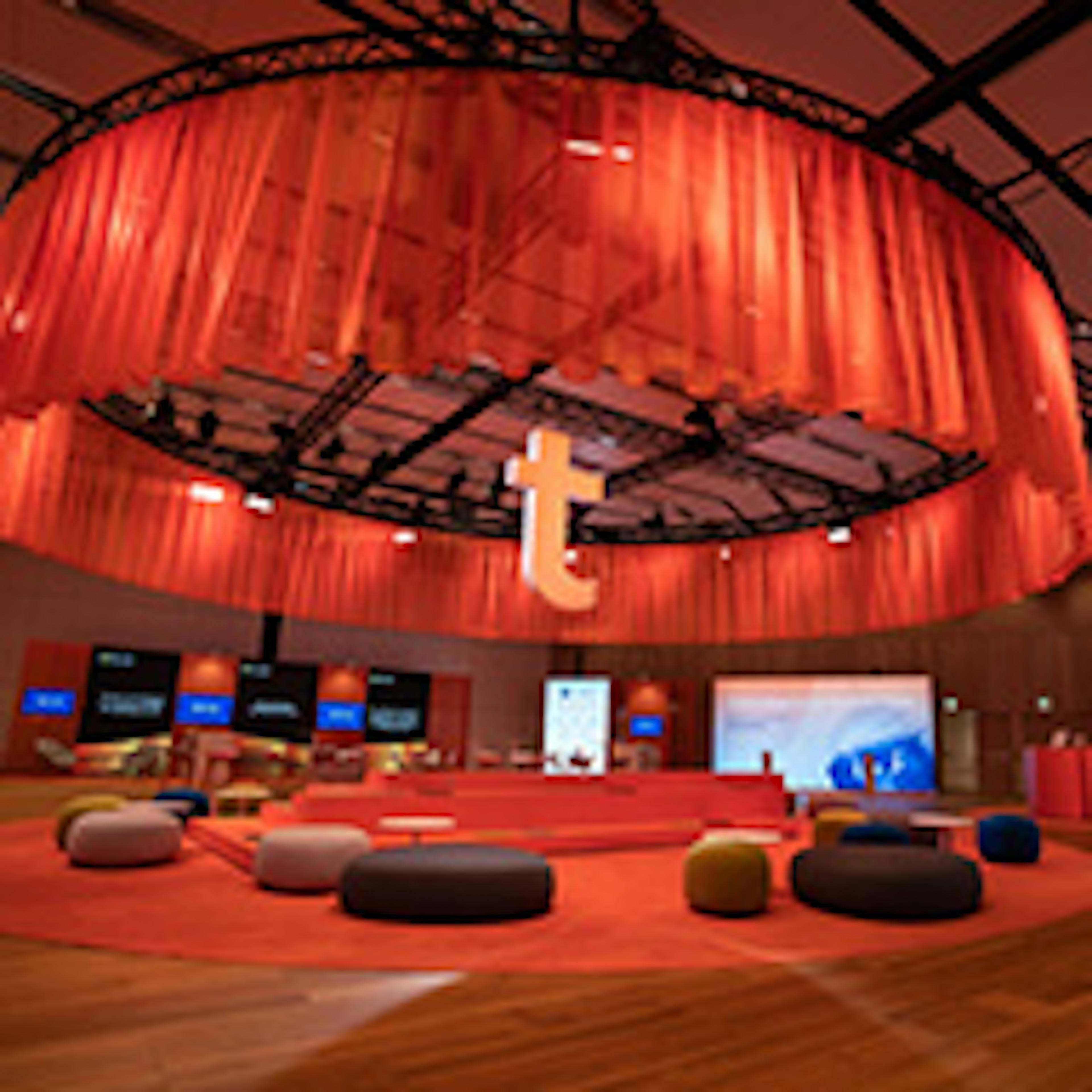 Roter Vorhang und ein T haengen von der Decke im Saal E des Austria Center Vienna.