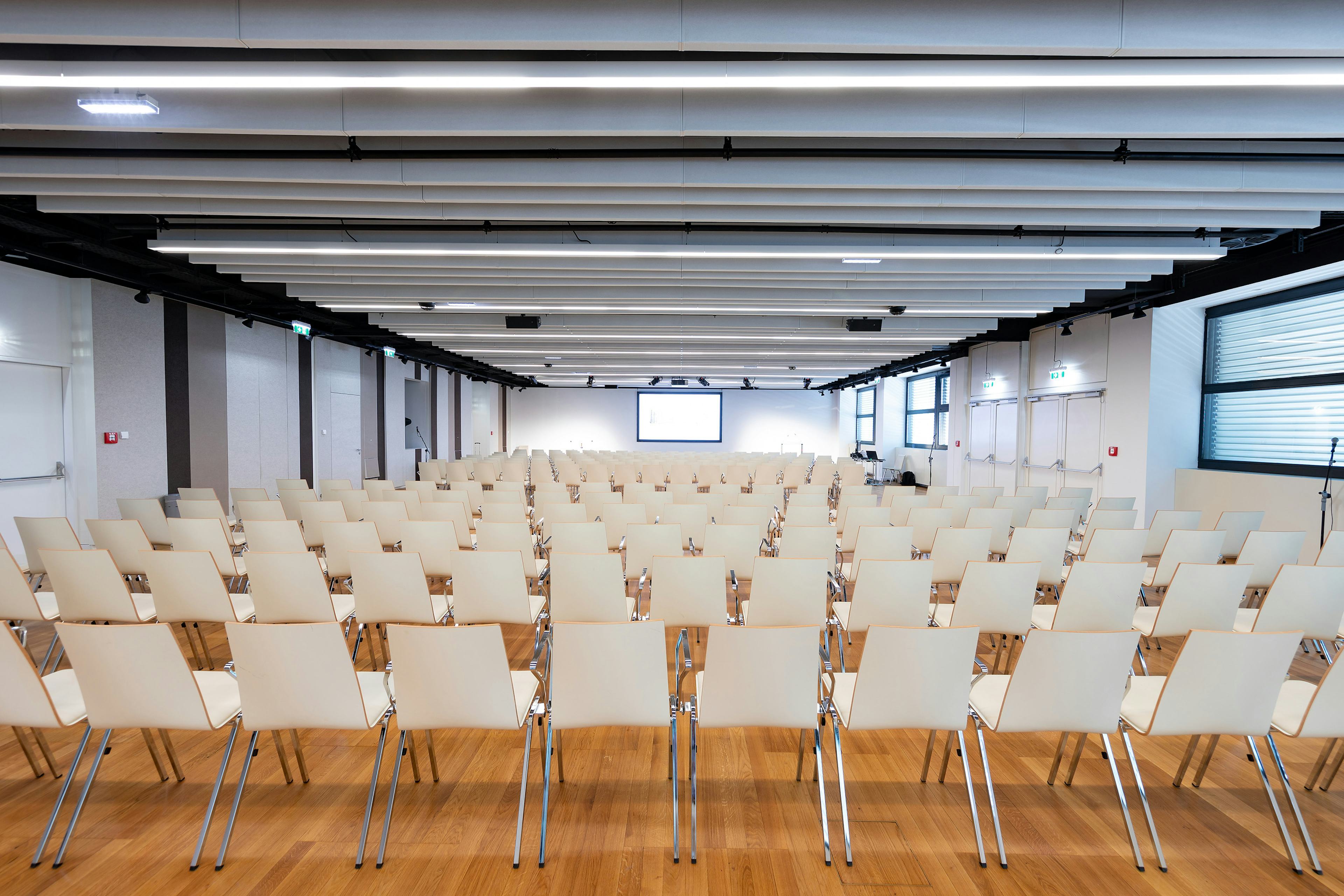 Saal M im Austria Center Vienna mit weissen Sesselreihen