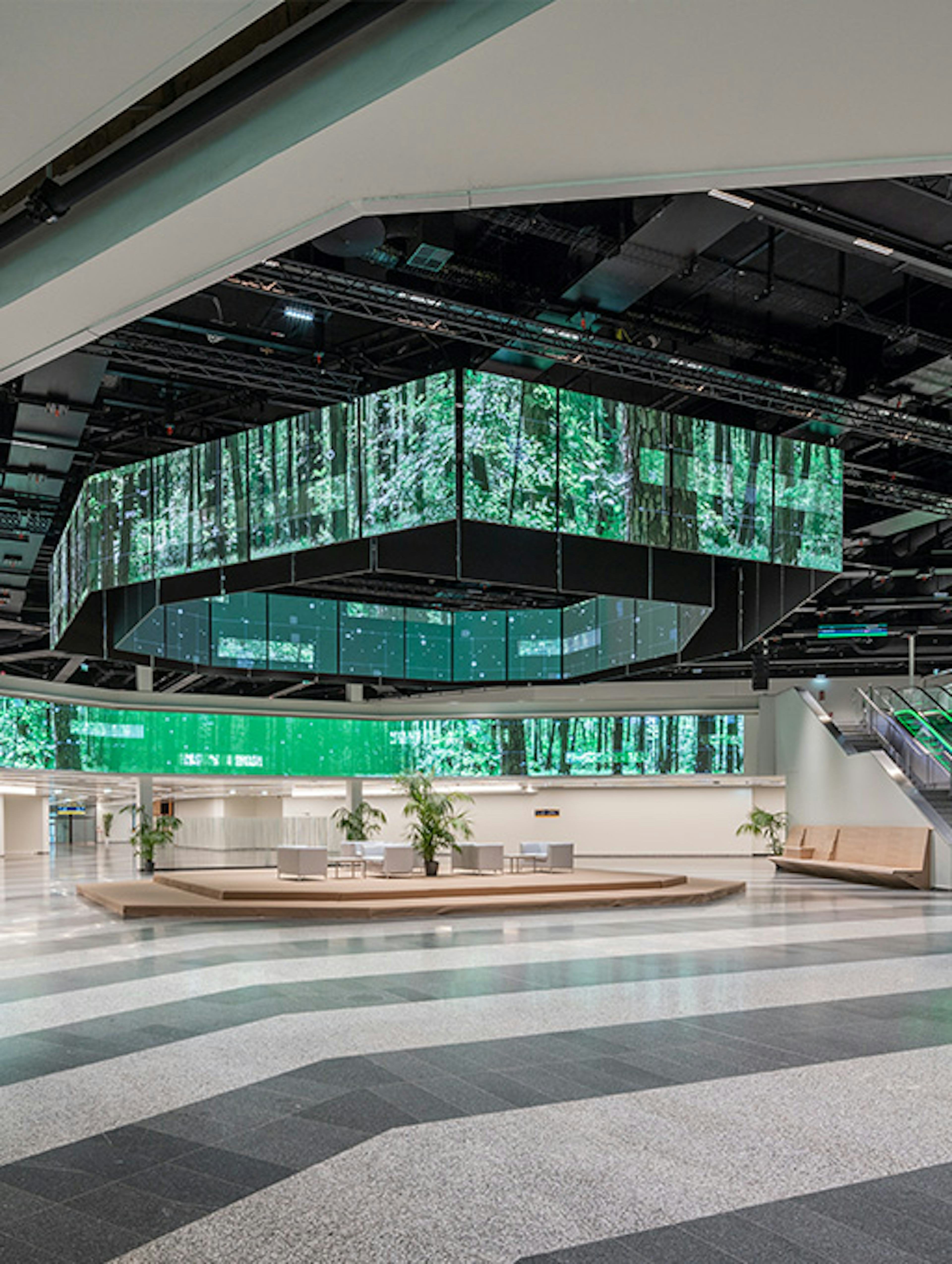 Die polySTAGE mit gruener Beleuchtung im Austria Center Vienna.