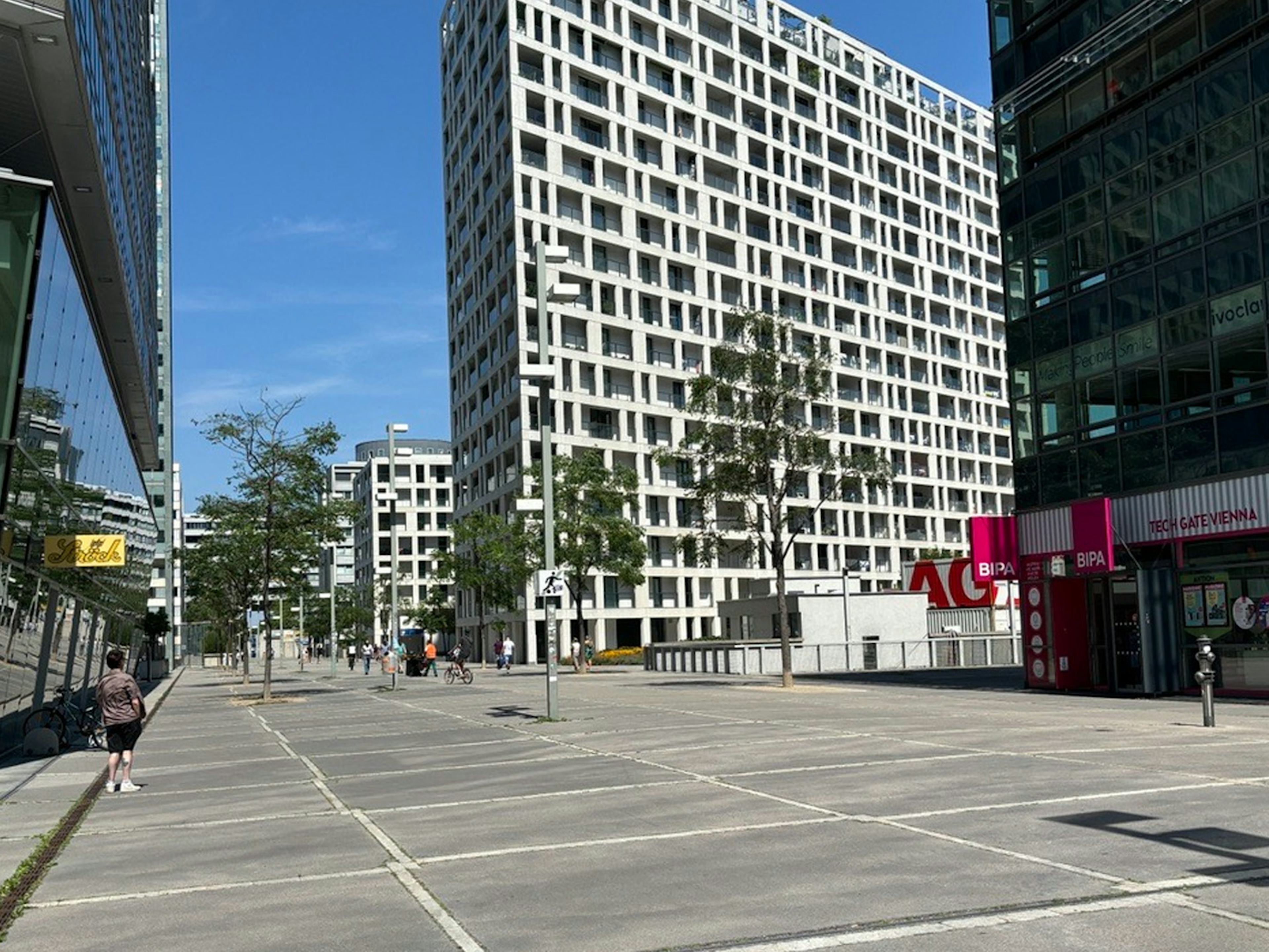 Promenade in der Donau-City mit Geschaeften.