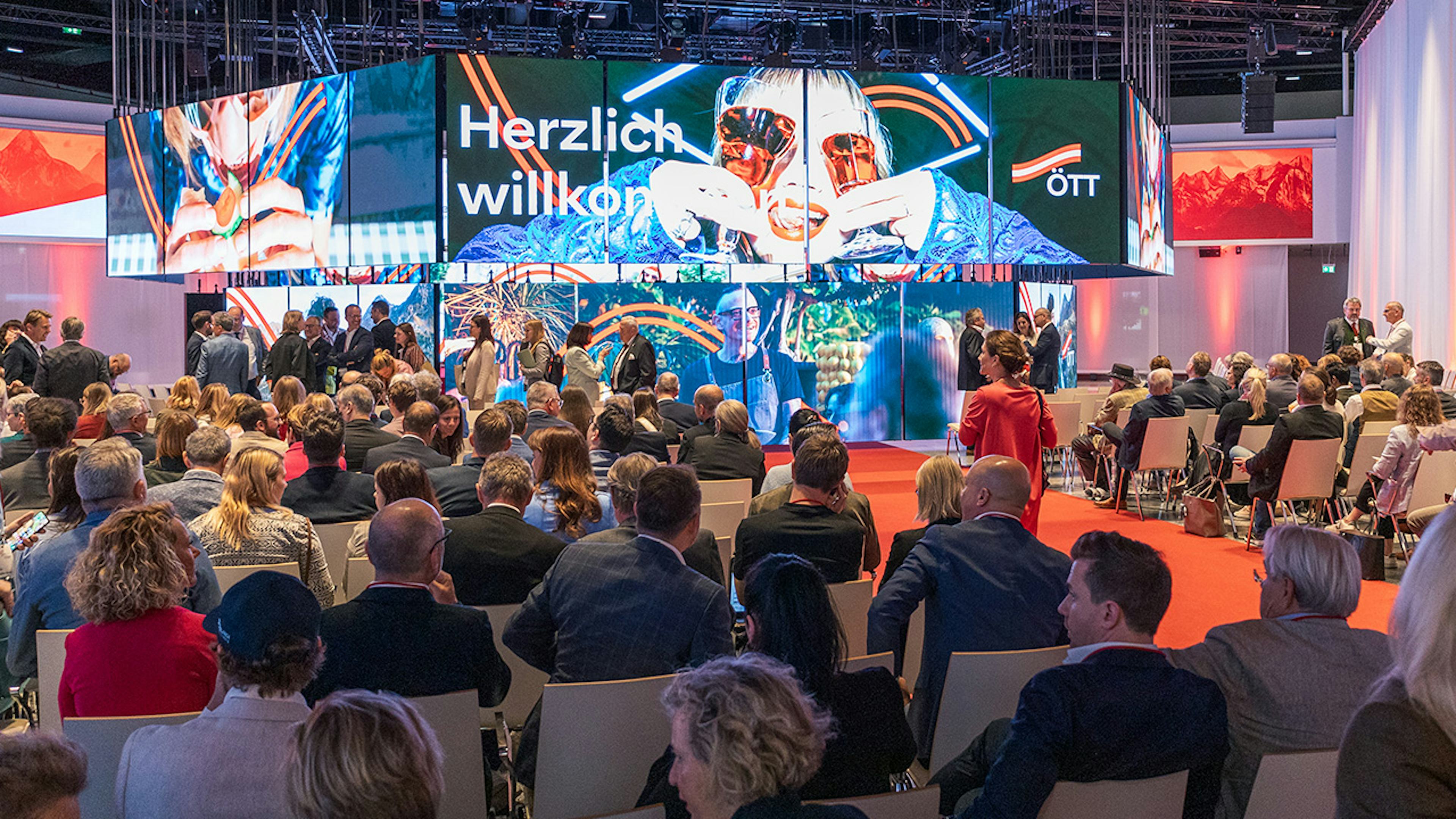 polySTAGE Installation am Oesterreichischen Tourismustag 2024 in der Eingangshalle voller Menschen.